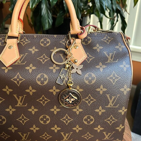 RUSTIC CLOVER BAG CHARM Black and Gold Tone 🍀 - Picture 2 of 9